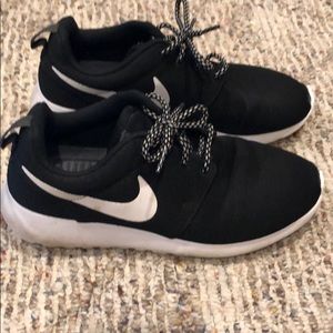 nike roshe run womens black